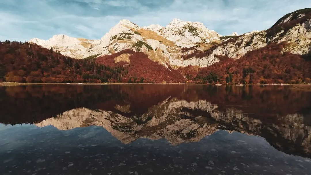 Snowy peaks reflected in Trnovačko lake